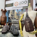 Túi đeo trước dây kéo giữa-đen